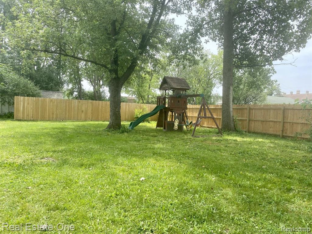 947 GRACE Avenue, Rochester Hills, MI 48307 — Photo 9