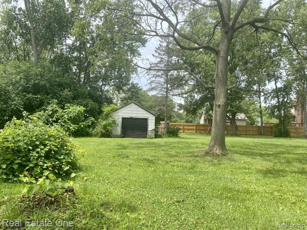 947 GRACE Avenue, Rochester Hills, MI 48307 — Photo 10
