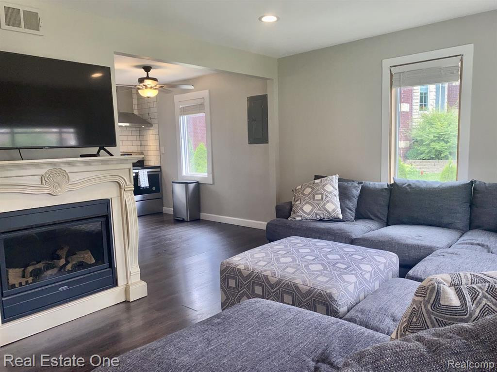947 GRACE Avenue, Rochester Hills, MI 48307 — Photo 14