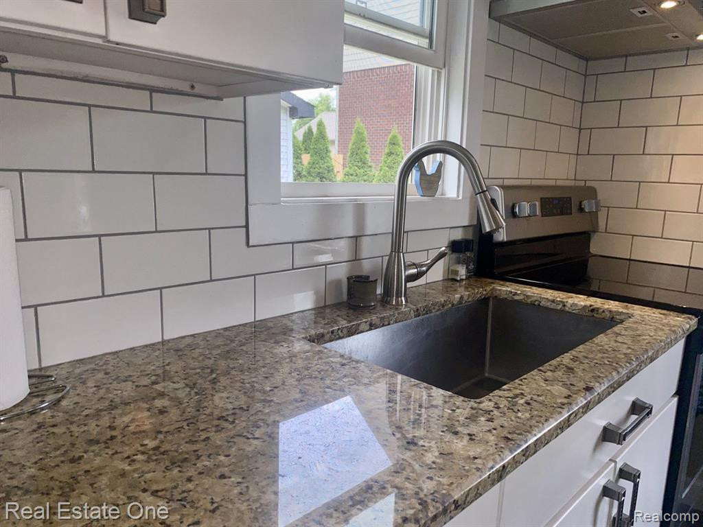 947 GRACE Avenue, Rochester Hills, MI 48307 — Photo 18