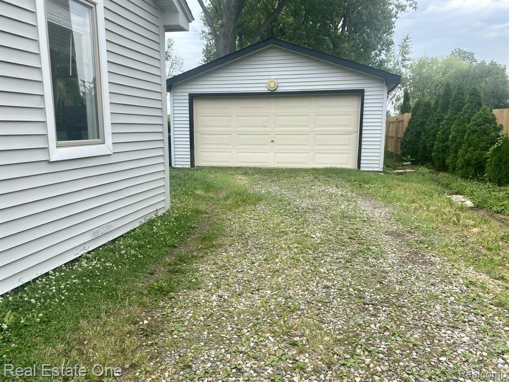 947 GRACE Avenue, Rochester Hills, MI 48307 — Photo 24