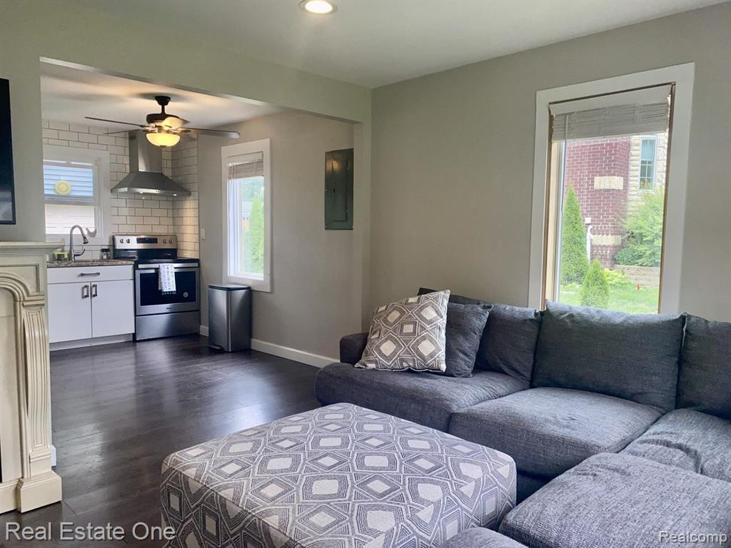 947 GRACE Avenue, Rochester Hills, MI 48307 — Photo 32