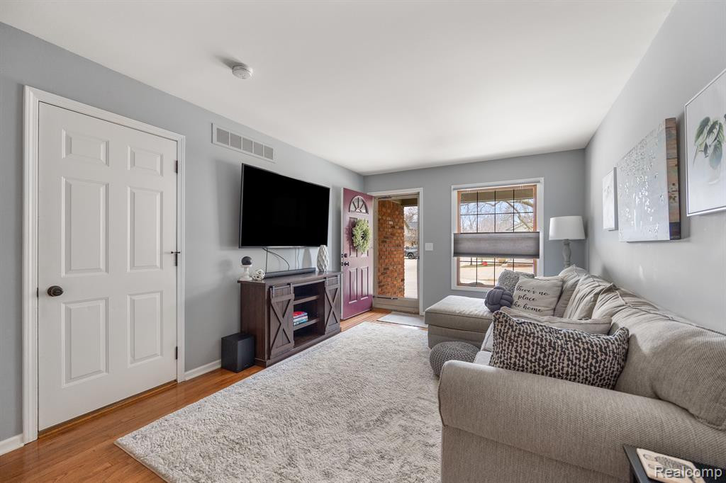 452 OAKGROVE, Clawson, MI — Photo 7
