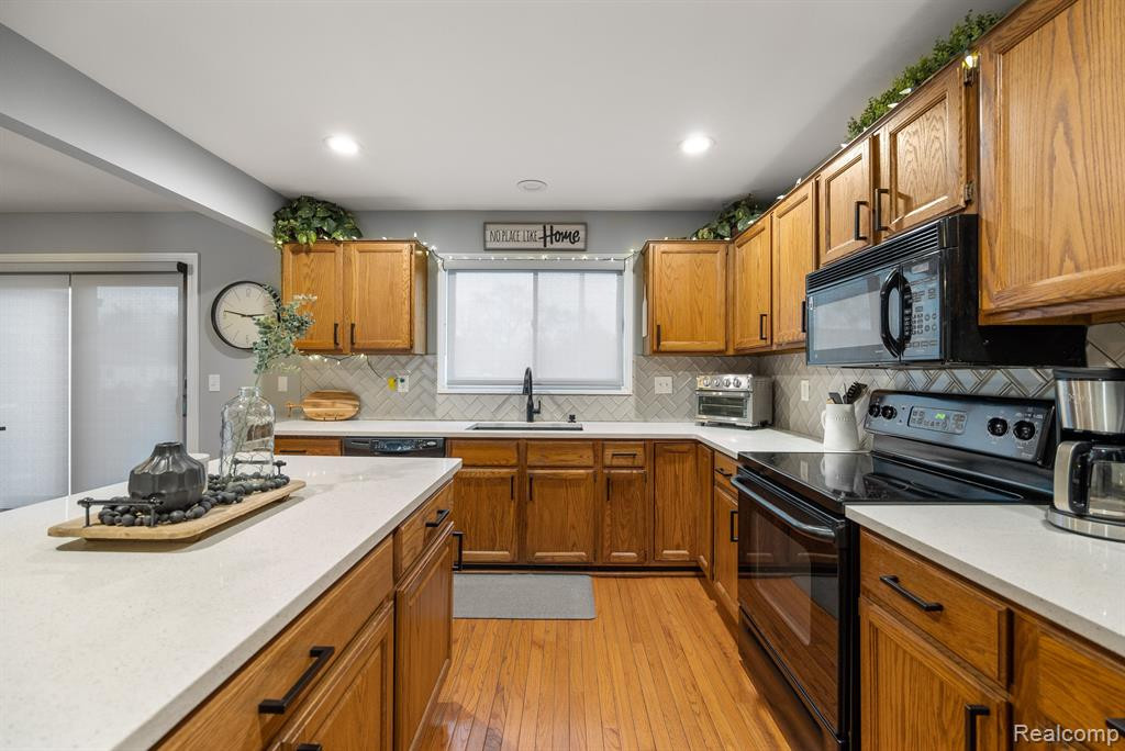 452 OAKGROVE, Clawson, MI — Photo 9