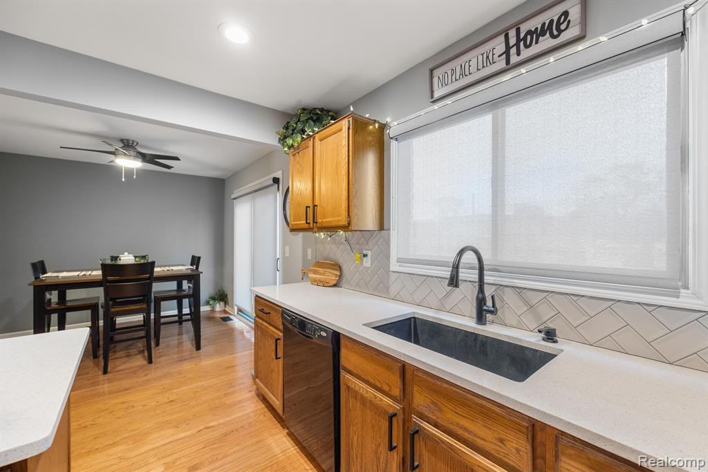 452 OAKGROVE, Clawson, MI — Photo 14
