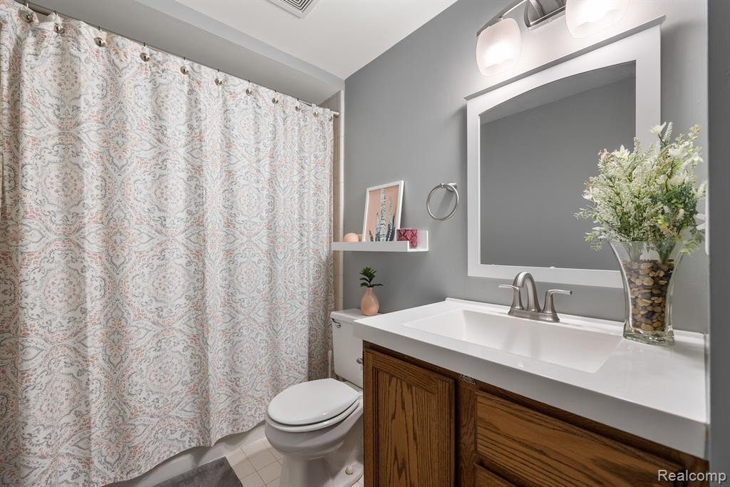452 OAKGROVE, Clawson, MI — Photo 15
