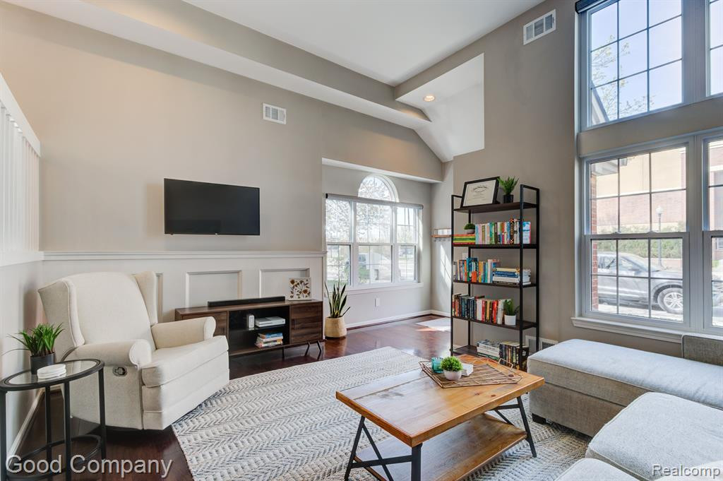 1325 S WASHINGTON Avenue, Royal Oak, MI 48067 — Photo 2