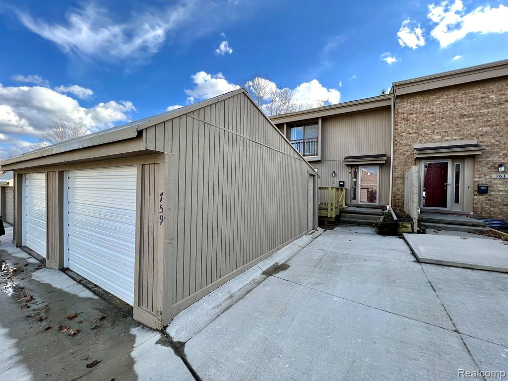 759 OAK BROOK RIDGE Drive, Rochester Hills, MI 48307 — front exterior