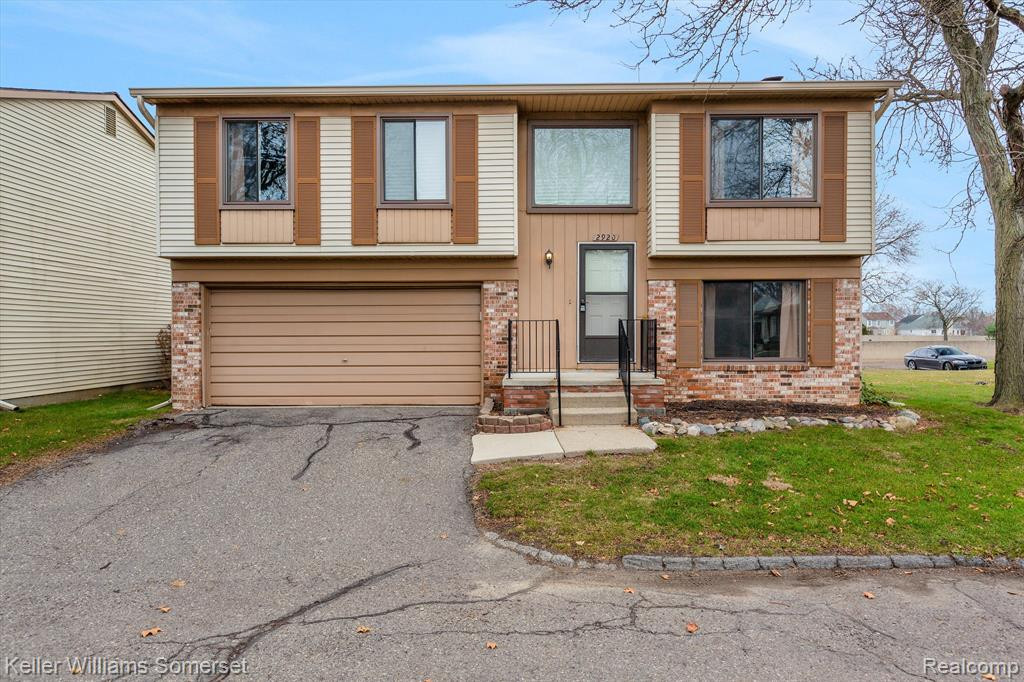 2920 ROUNDTREE Drive, #233, Troy, MI 48083 — Photo 2
