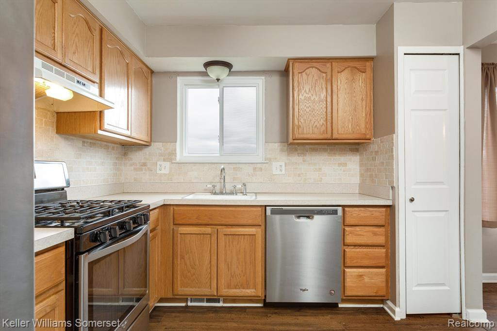 2920 ROUNDTREE Drive, #233, Troy, MI 48083 — Photo 13