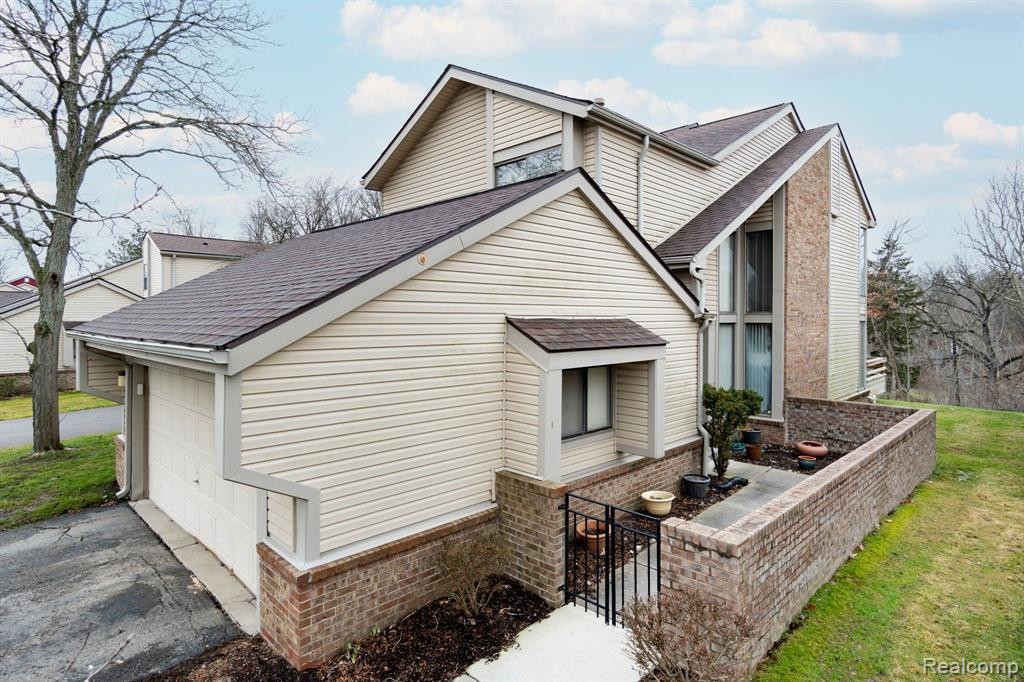 29217 W CHANTICLEER Drive, Southfield, MI 48034 — Photo 2