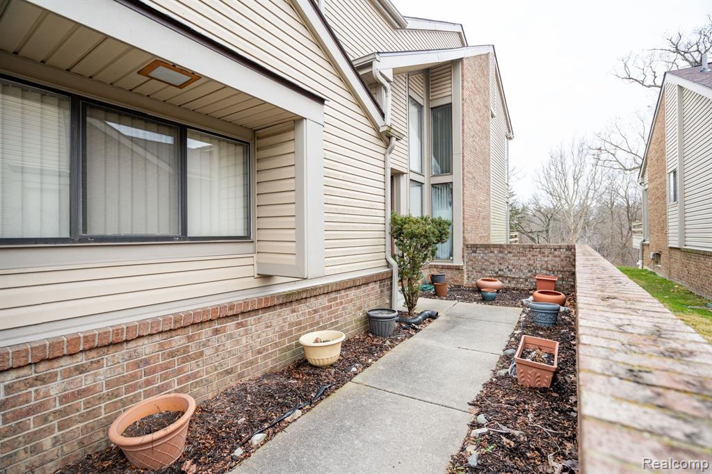 29217 W CHANTICLEER Drive, Southfield, MI 48034 — Photo 3