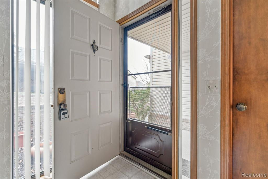 29217 W CHANTICLEER Drive, Southfield, MI 48034 — Photo 5