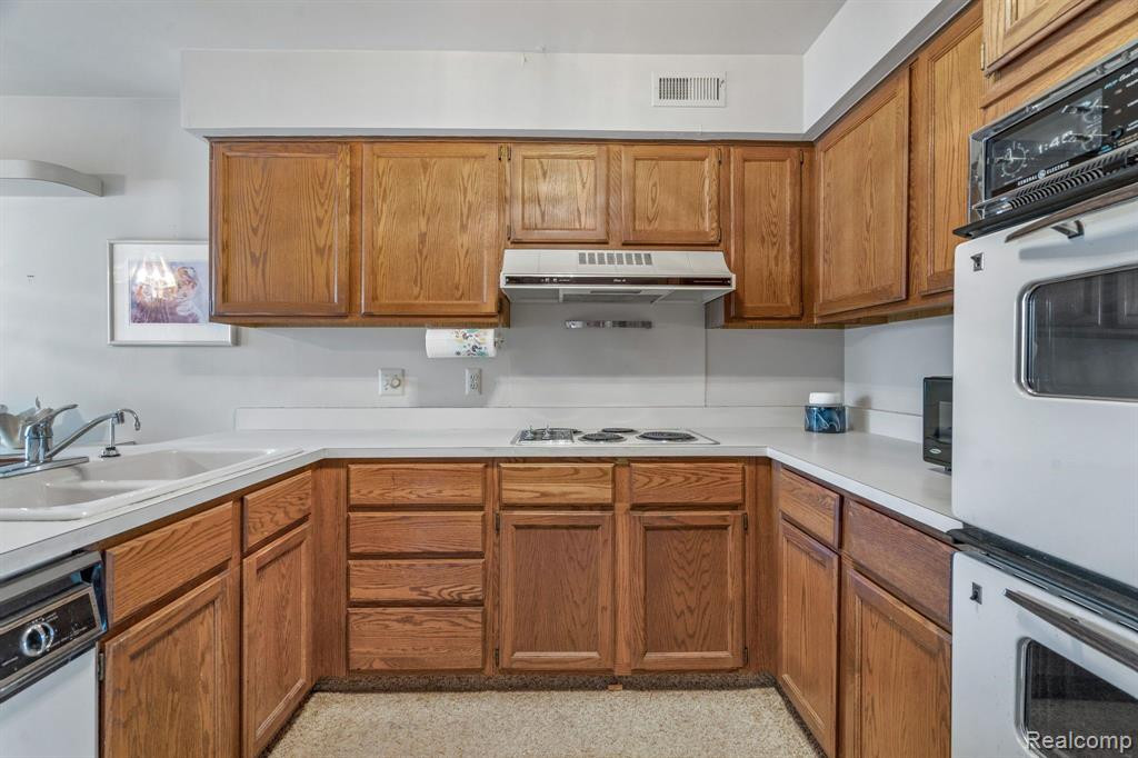 29217 W CHANTICLEER Drive, Southfield, MI 48034 — Photo 13