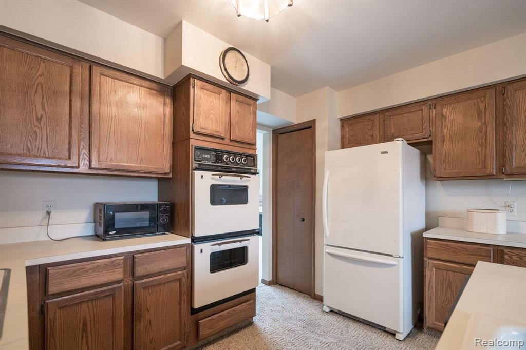 29217 W CHANTICLEER Drive, Southfield, MI 48034 — Photo 15