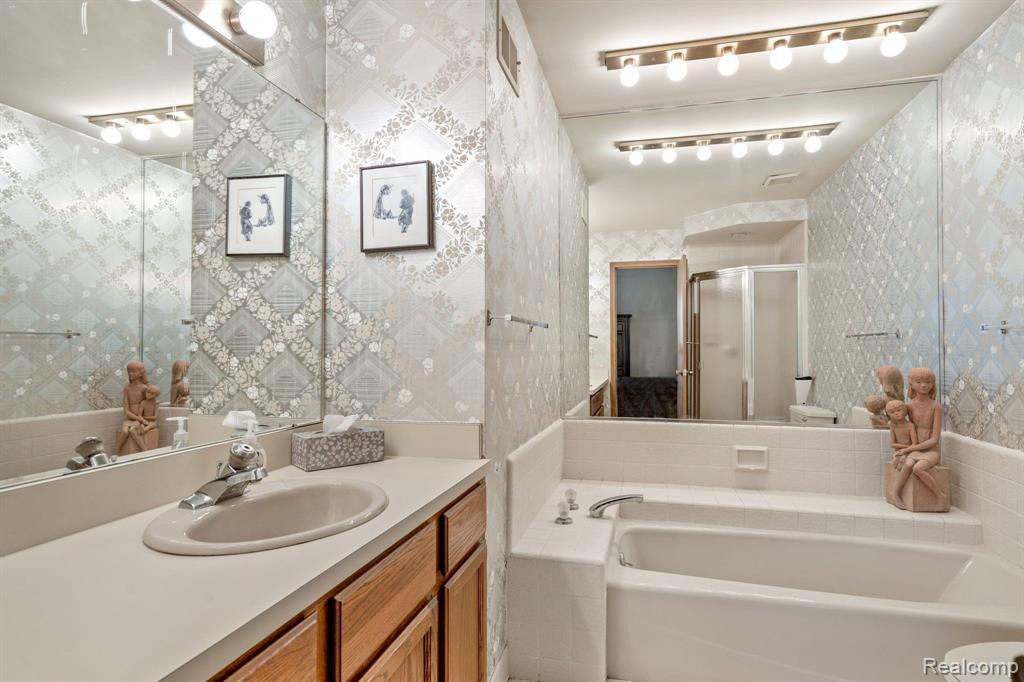 29217 W CHANTICLEER Drive, Southfield, MI 48034 — Photo 24