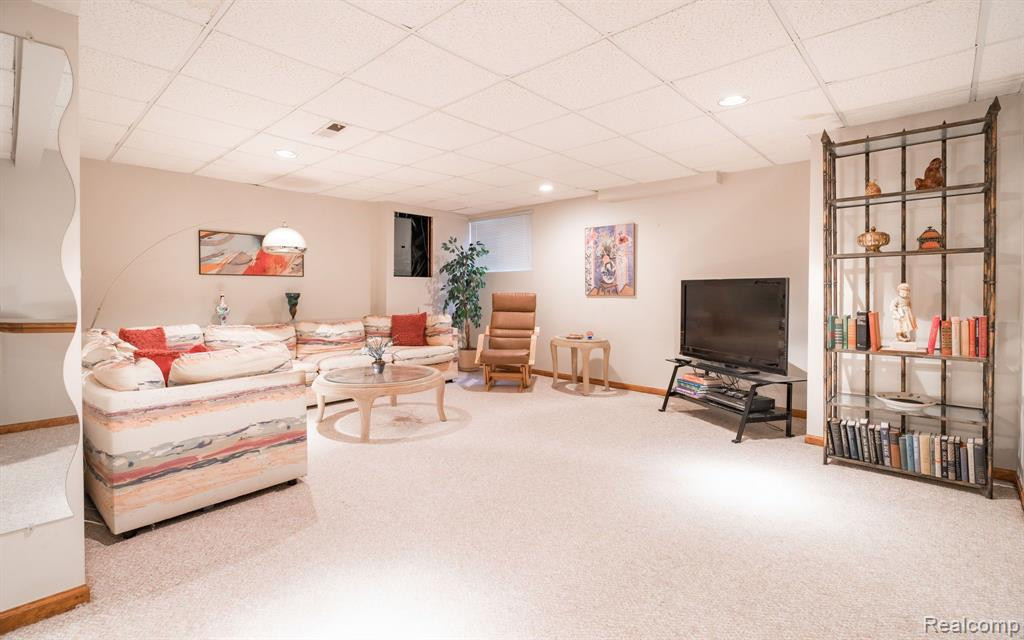 29217 W CHANTICLEER Drive, Southfield, MI 48034 — Photo 32