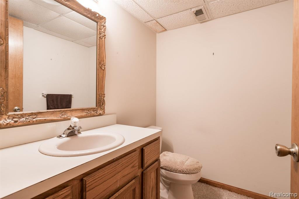 29217 W CHANTICLEER Drive, Southfield, MI 48034 — Photo 33