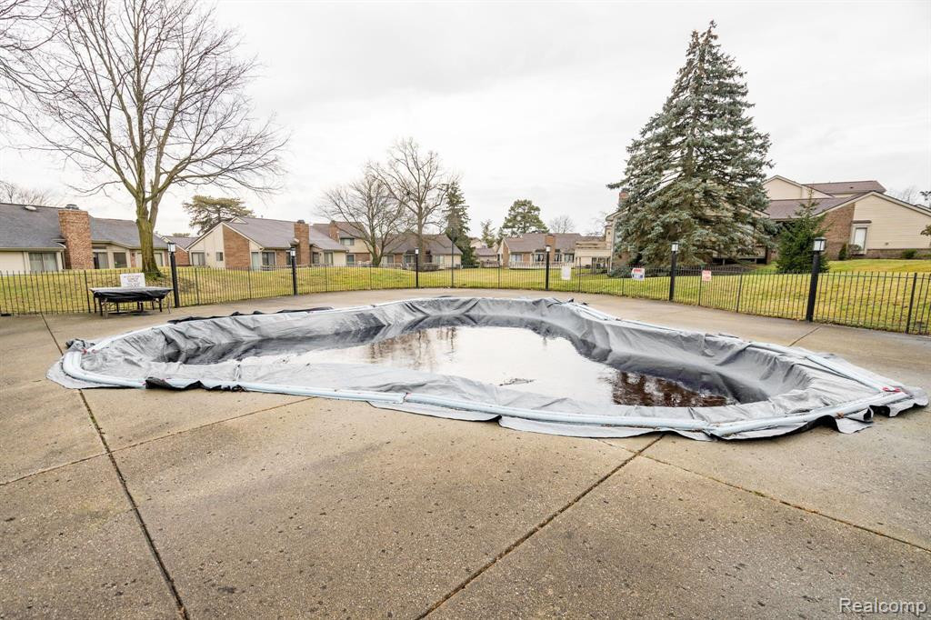 29217 W CHANTICLEER Drive, Southfield, MI 48034 — Photo 39
