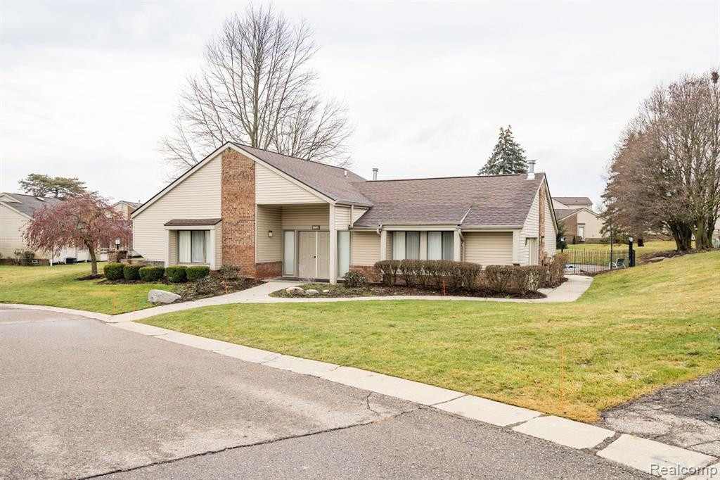 29217 W CHANTICLEER Drive, Southfield, MI 48034 — Photo 40