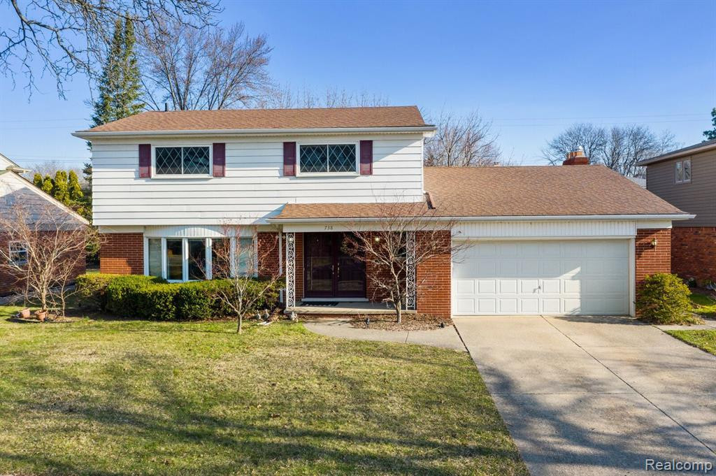 738 BRIARCLIFF Drive, Grosse Pointe Woods, MI 48236 — front exterior