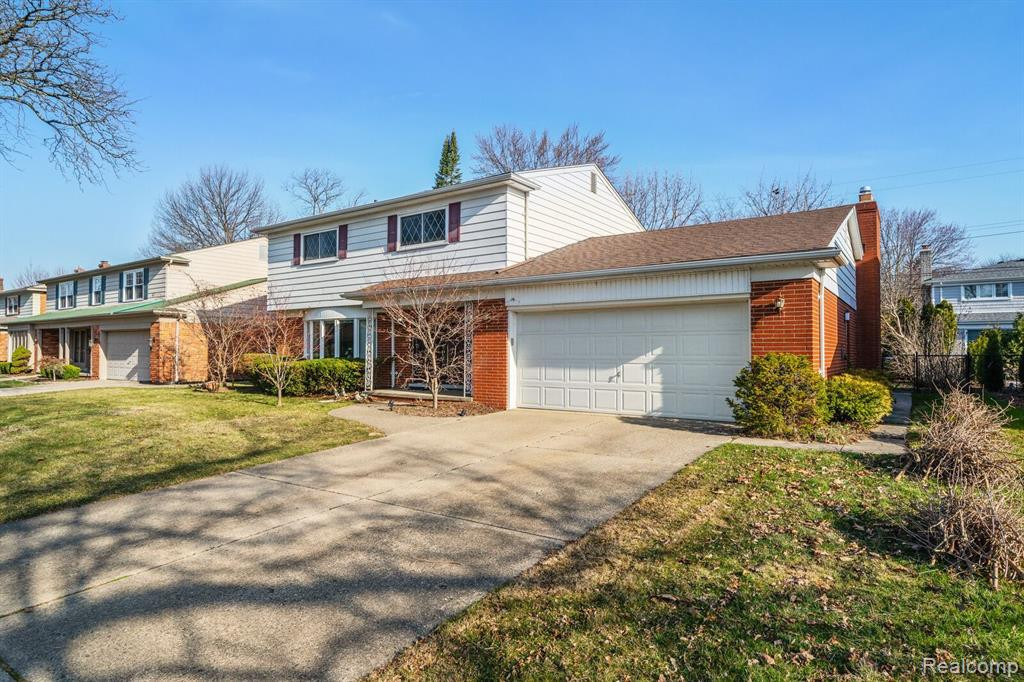 738 BRIARCLIFF Drive, Grosse Pointe Woods, MI 48236 — Photo 2