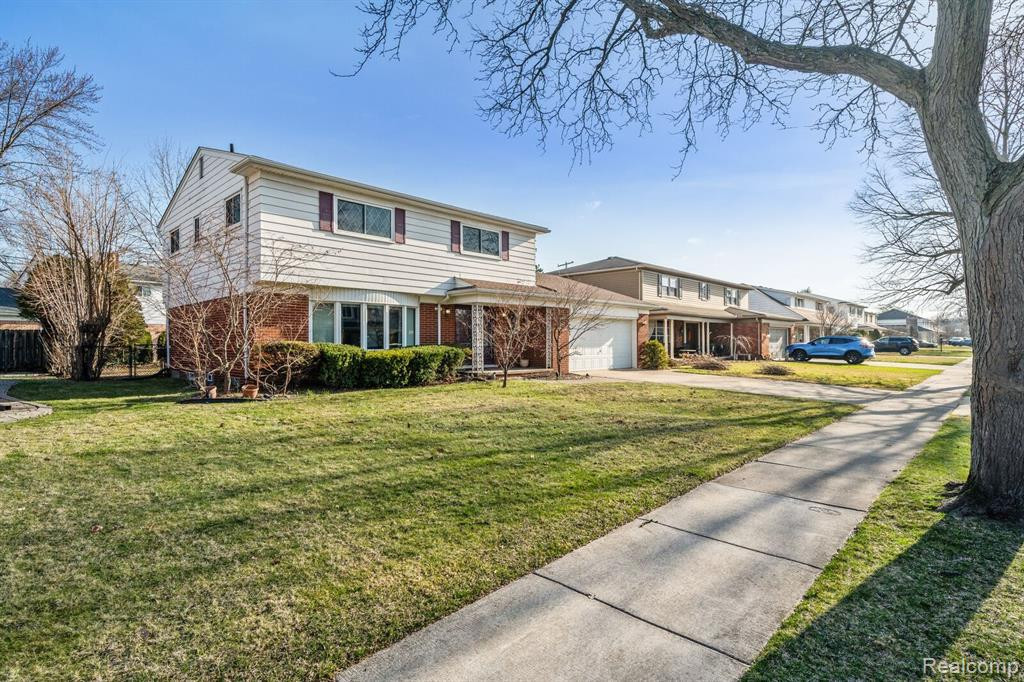 738 BRIARCLIFF Drive, Grosse Pointe Woods, MI 48236 — Photo 3