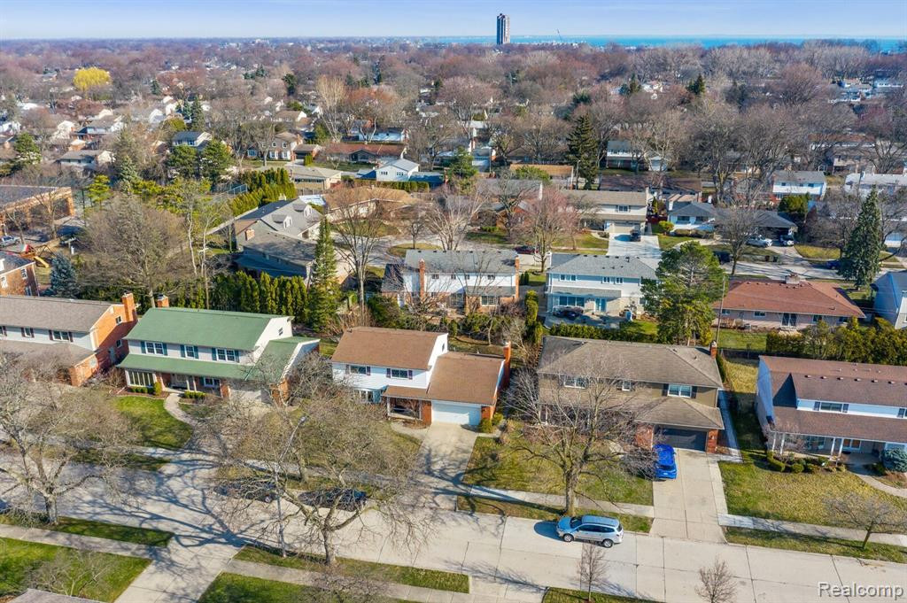 738 BRIARCLIFF Drive, Grosse Pointe Woods, MI 48236 — Photo 4