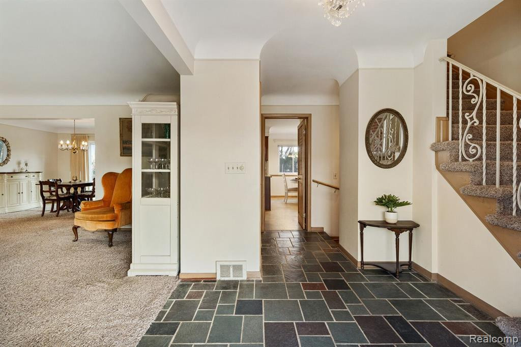 738 BRIARCLIFF Drive, Grosse Pointe Woods, MI 48236 — Photo 5