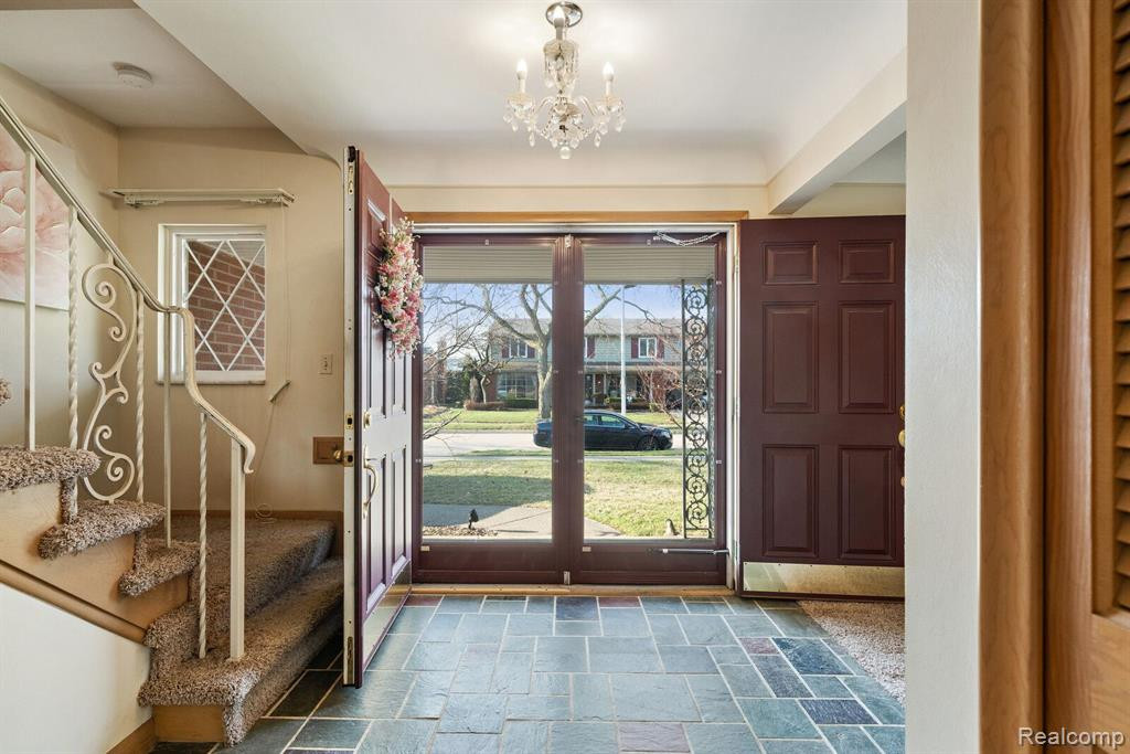 738 BRIARCLIFF Drive, Grosse Pointe Woods, MI 48236 — Photo 6