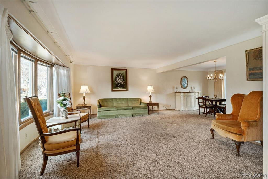 738 BRIARCLIFF Drive, Grosse Pointe Woods, MI 48236 — Photo 7