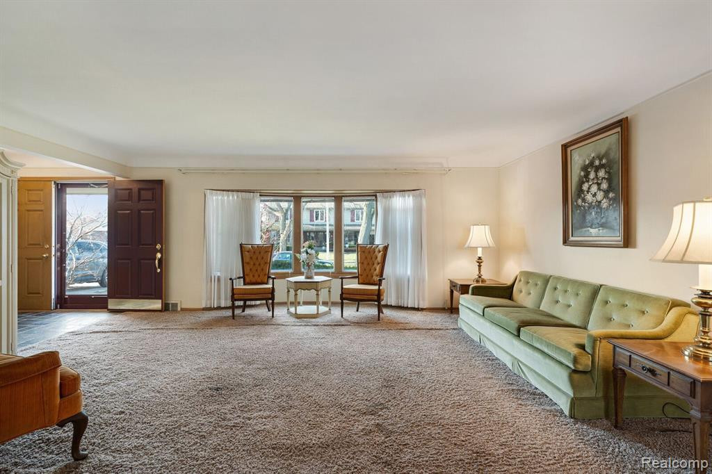 738 BRIARCLIFF Drive, Grosse Pointe Woods, MI 48236 — Photo 8