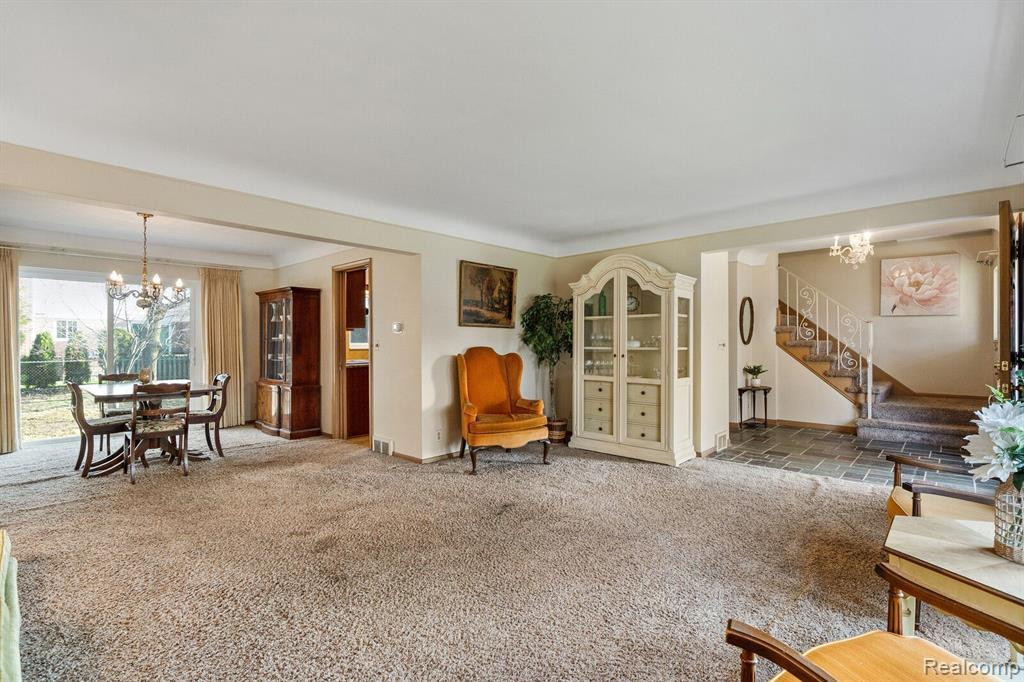 738 BRIARCLIFF Drive, Grosse Pointe Woods, MI 48236 — Photo 9