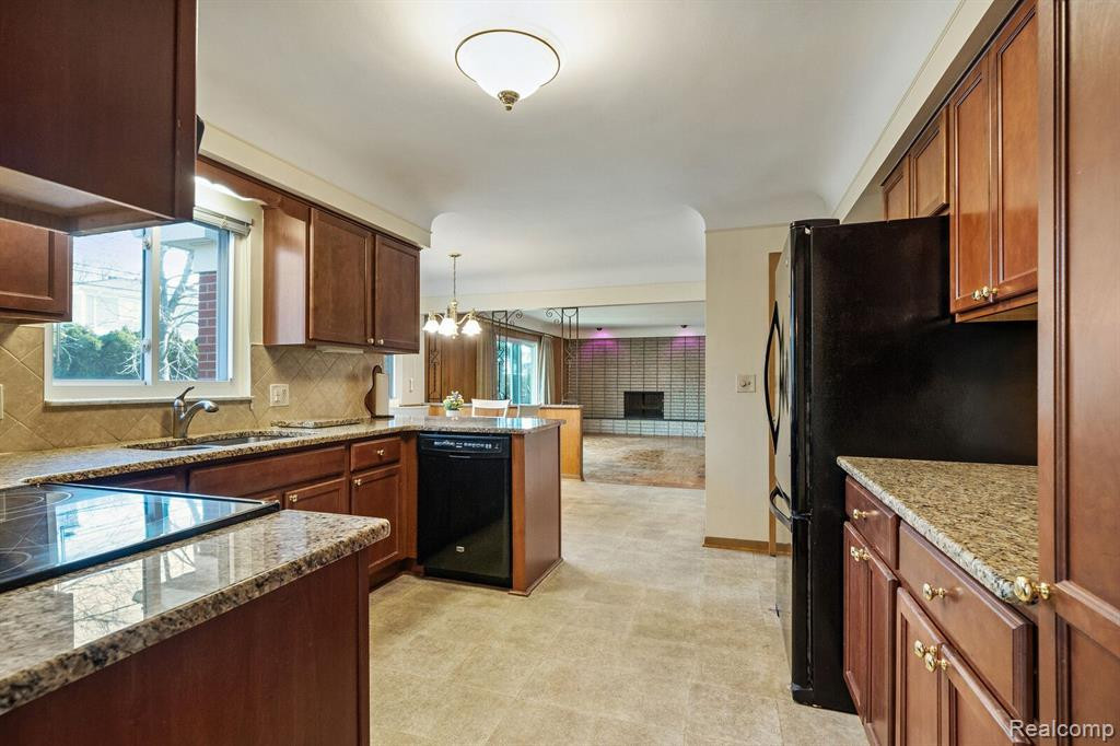 738 BRIARCLIFF Drive, Grosse Pointe Woods, MI 48236 — Photo 12