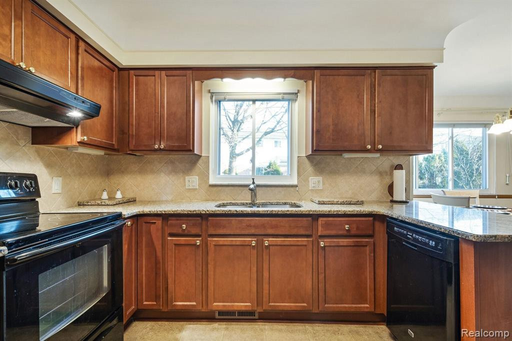 738 BRIARCLIFF Drive, Grosse Pointe Woods, MI 48236 — Photo 13