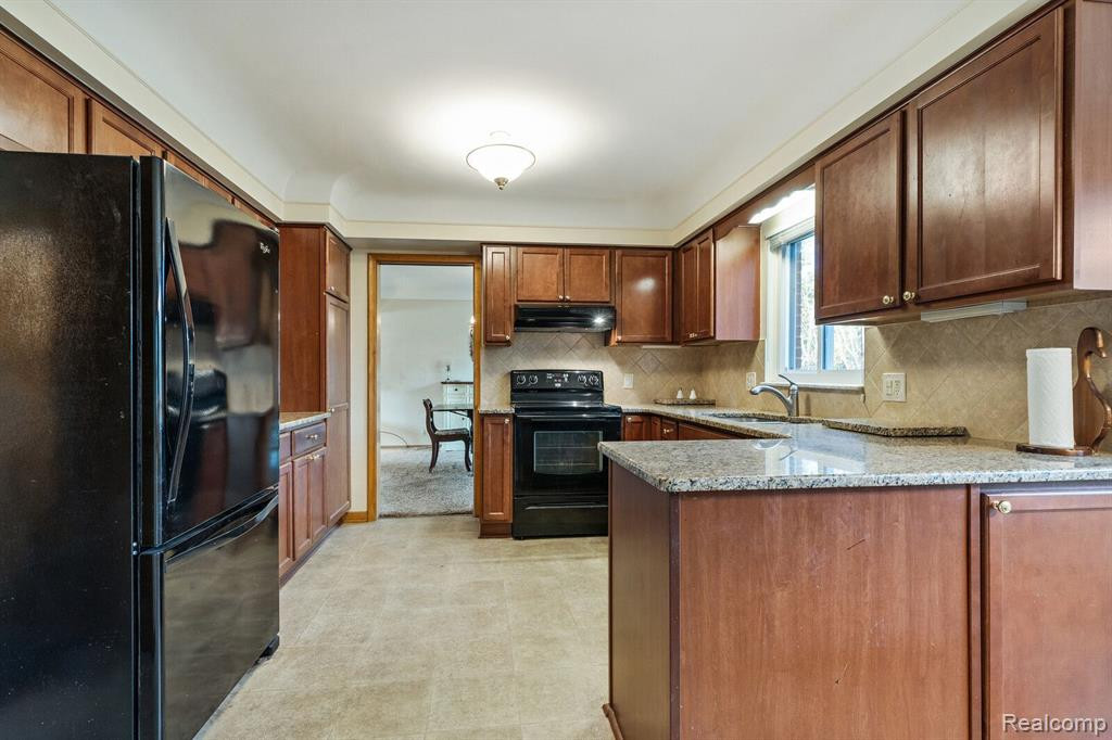 738 BRIARCLIFF Drive, Grosse Pointe Woods, MI 48236 — Photo 14