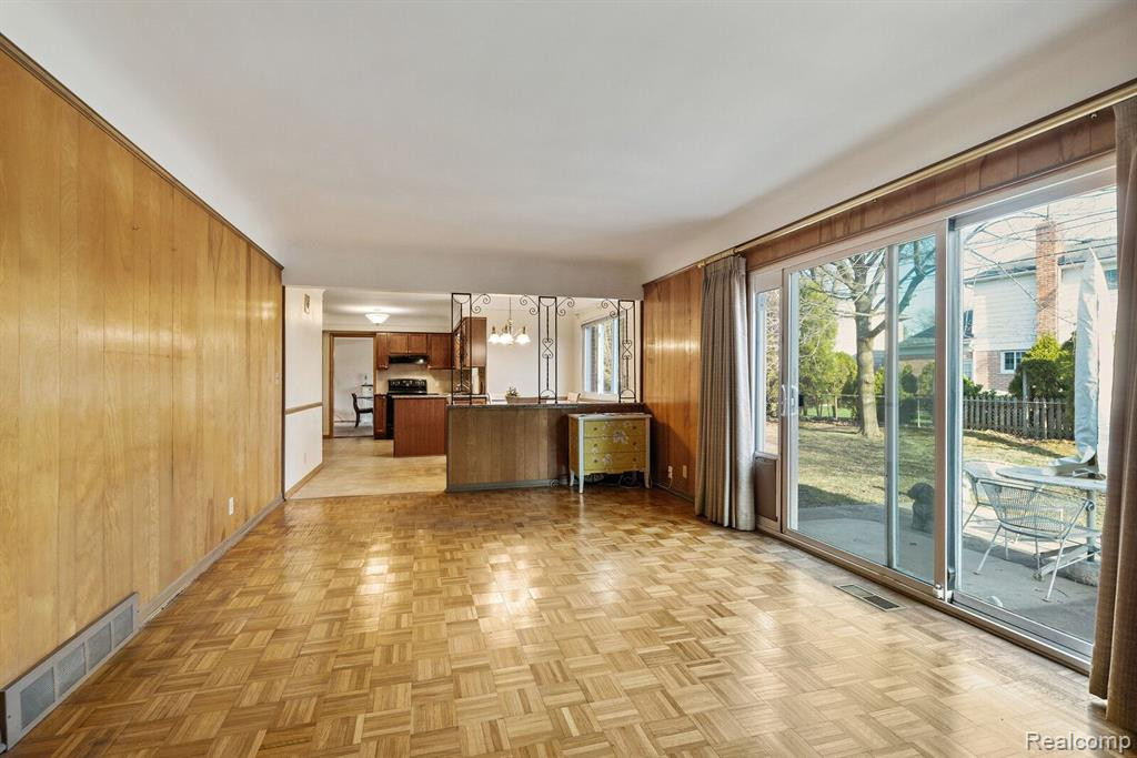 738 BRIARCLIFF Drive, Grosse Pointe Woods, MI 48236 — Photo 17