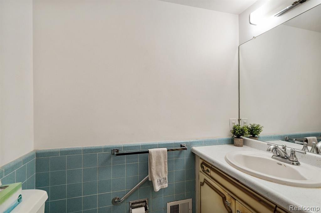 738 BRIARCLIFF Drive, Grosse Pointe Woods, MI 48236 — Photo 18