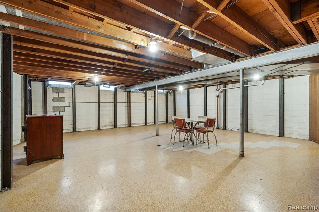 738 BRIARCLIFF Drive, Grosse Pointe Woods, MI 48236 — Photo 19