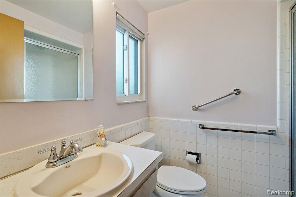 738 BRIARCLIFF Drive, Grosse Pointe Woods, MI 48236 — Photo 25