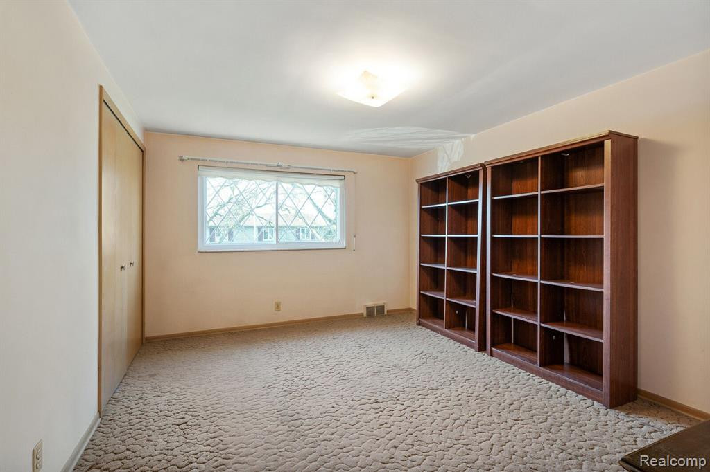 738 BRIARCLIFF Drive, Grosse Pointe Woods, MI 48236 — Photo 26