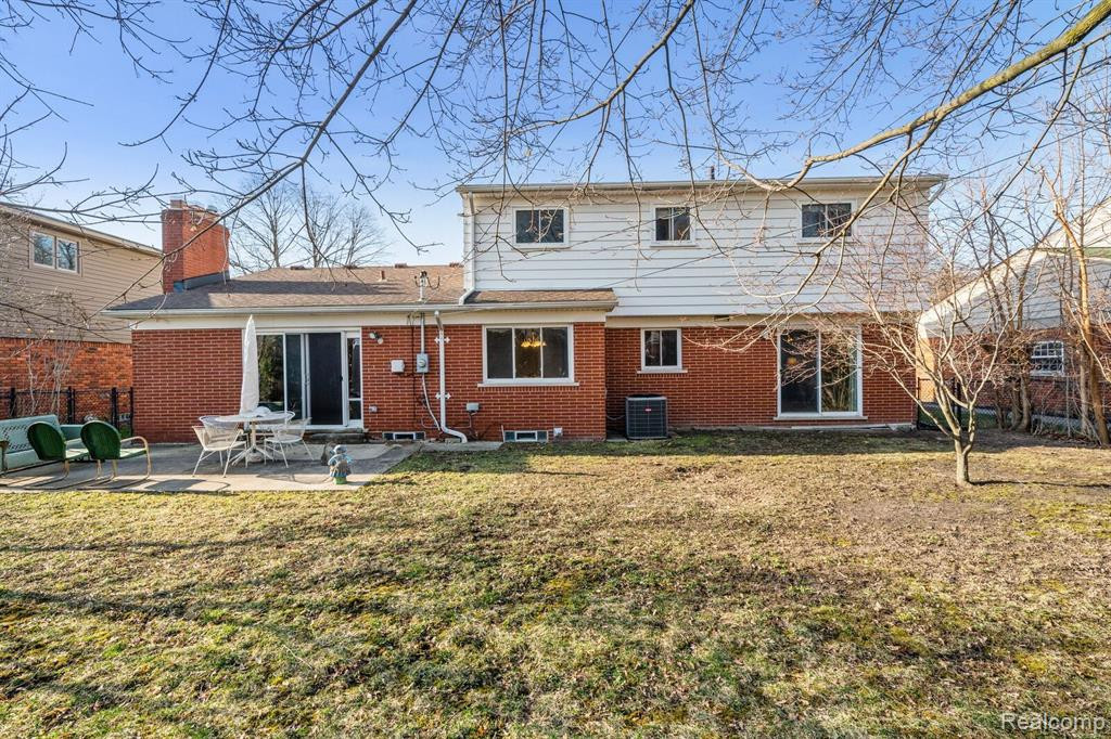 738 BRIARCLIFF Drive, Grosse Pointe Woods, MI 48236 — Photo 30