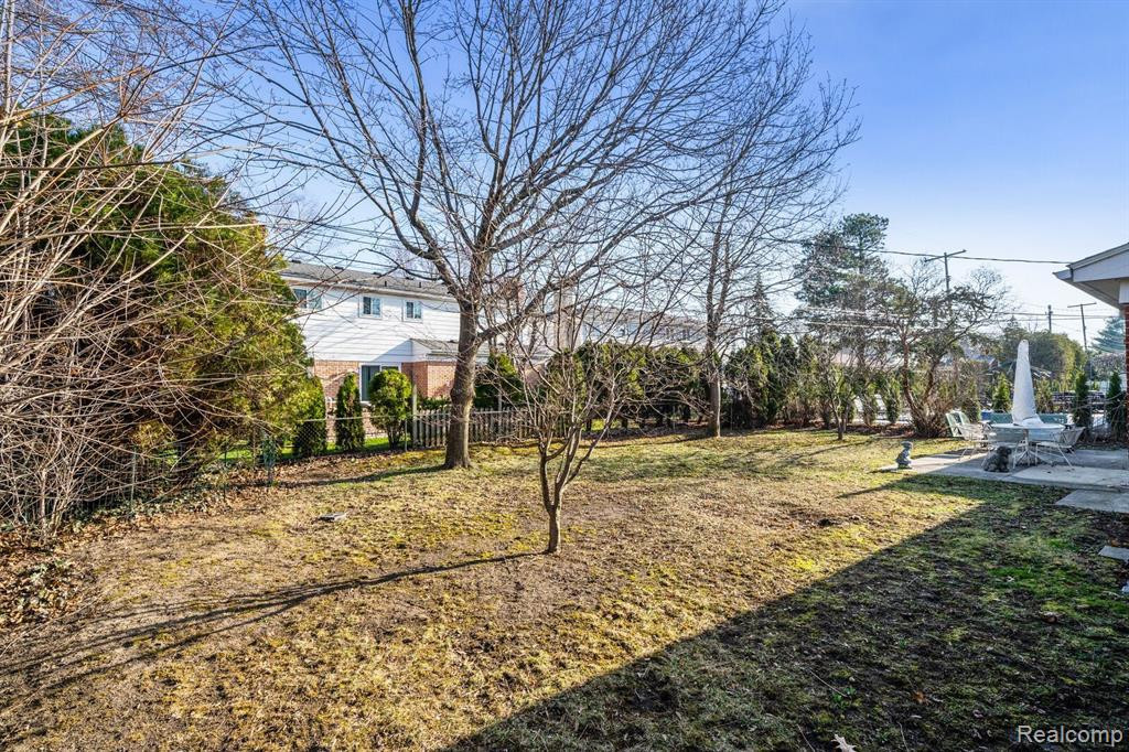 738 BRIARCLIFF Drive, Grosse Pointe Woods, MI 48236 — Photo 31