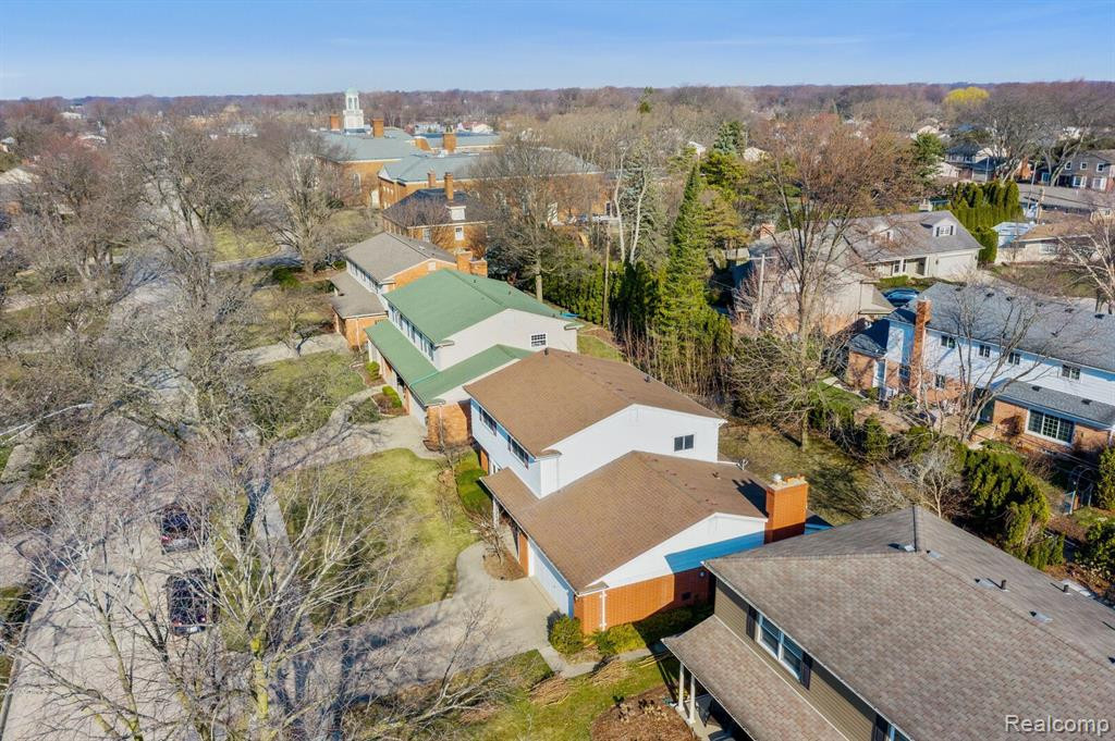 738 BRIARCLIFF Drive, Grosse Pointe Woods, MI 48236 — Photo 32