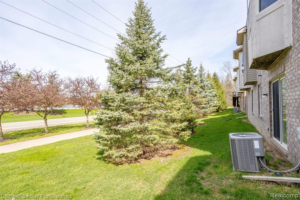 2349 PALMETTO, Commerce Twp, MI 48382 — Photo 33