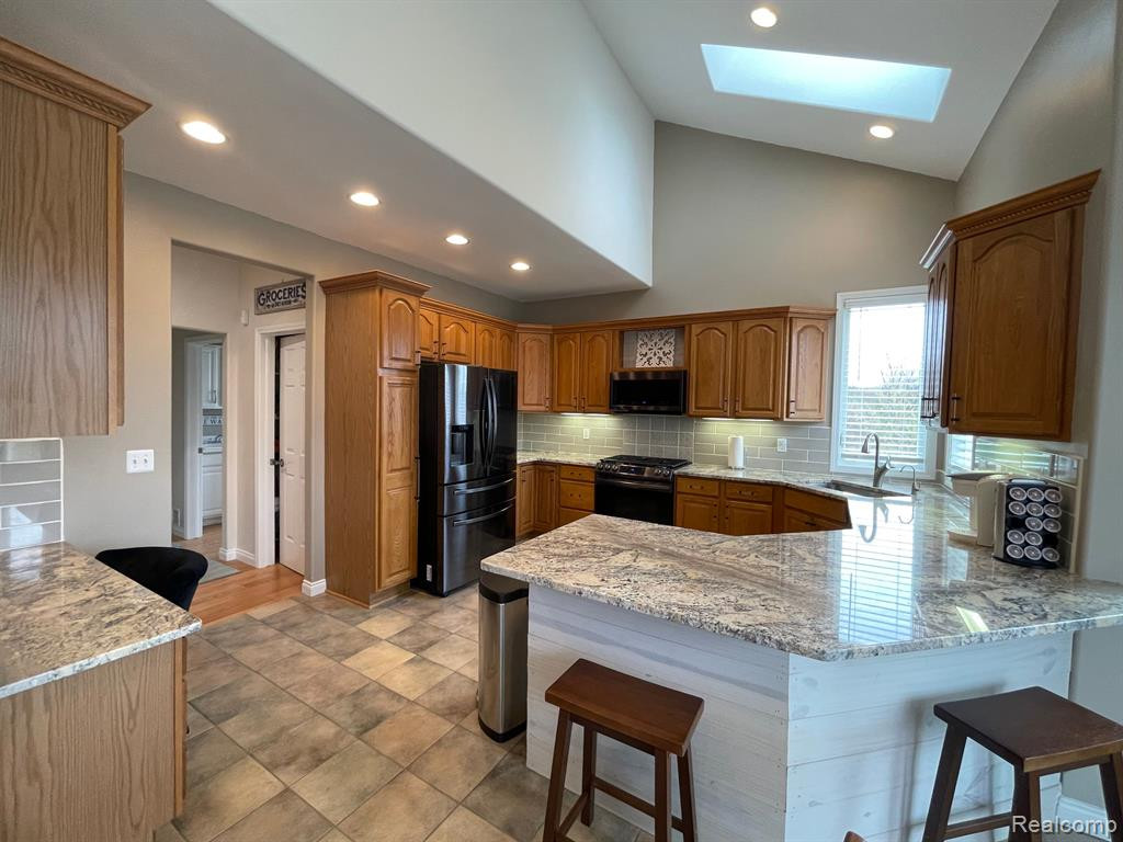 7476 TARA, Goodrich Vlg, MI — Photo 2