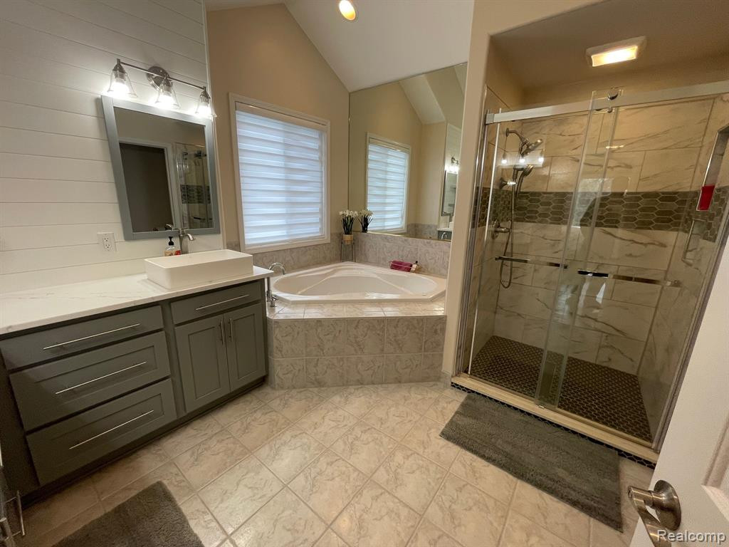 7476 TARA, Goodrich Vlg, MI — Photo 12