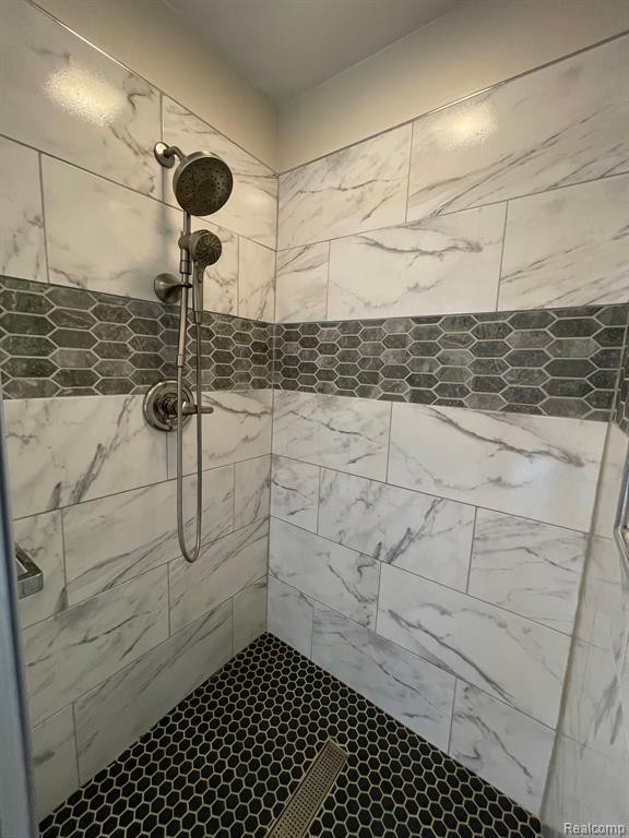 7476 TARA, Goodrich Vlg, MI — Photo 13