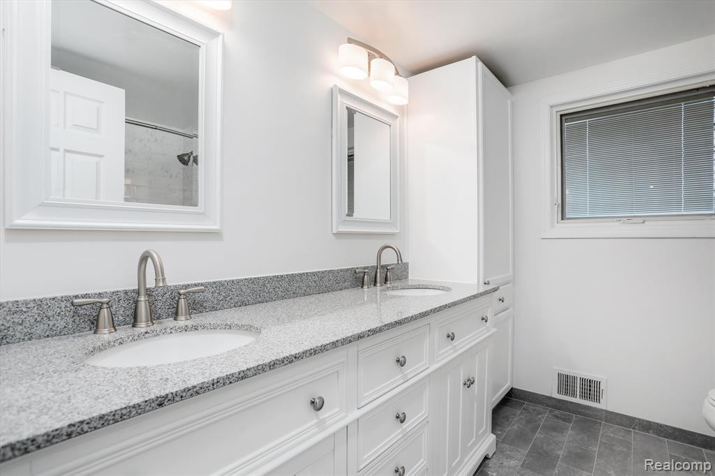 45482 PRIVATE SHORE Drive, Chesterfield, MI 48047 — Photo 15