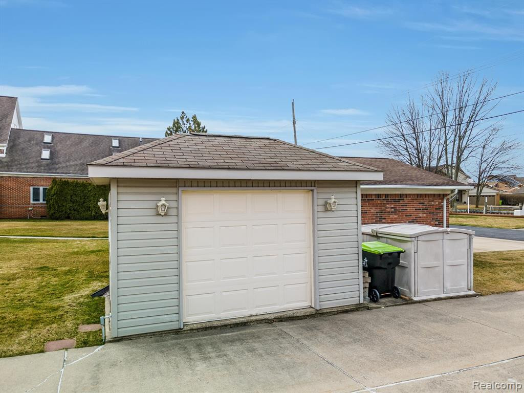 45482 PRIVATE SHORE Drive, Chesterfield, MI 48047 — Photo 27